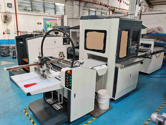 Los artes rígidos automáticos de la cartulina apelmazan la máquina de la fabricación de cajas con la caja de la caja