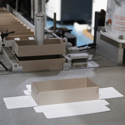 Caja de regalo rígida de la empaquetadora de la caja, caja rígida inferior del top de la cubierta de Kraft y máquina de fabricación de lujo