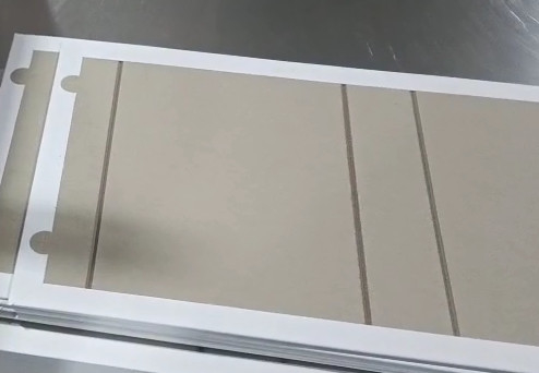 Máquina de plegado y pegado de cajas para la fabricación de cubiertas duras
