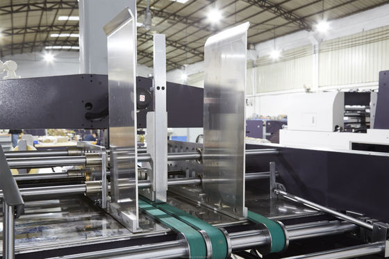 Esquina automática del lado de la pendiente que pega la máquina para las esquinas especiales de las cajas