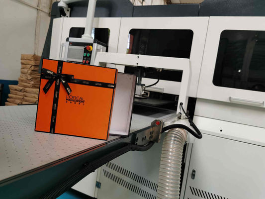 El teléfono móvil perfuma la máquina rígida de la fabricación de la caja con el sistema de embalaje dual de la caja