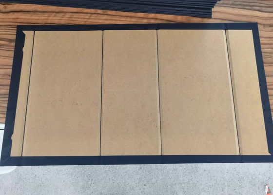Caso automático del tablero del juego que hace la máquina de la fabricación de la contraportada del móvil de la máquina