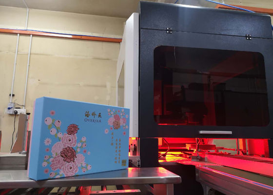 Caso automático del tablero del juego que hace la máquina de la fabricación de la contraportada del móvil de la máquina