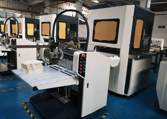 Caso automático del tablero del juego que hace la máquina de la fabricación de la contraportada del móvil de la máquina
