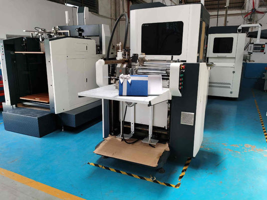 Máquina rígida de la fabricación de cajas del embalaje de la caja cuadrada con funcionamiento apuesto y la buena función