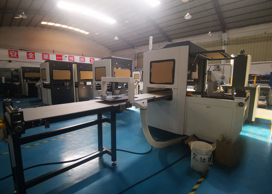 Máquina de pegado de papel de la caja de zapatos rígida que coloca la máquina para la producción rígida de la caja