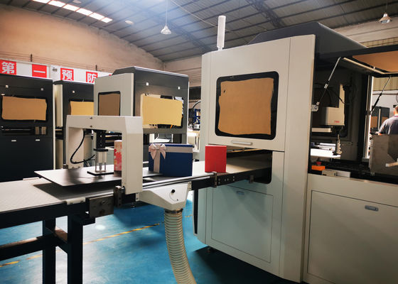 Separe las tapas que empaquetan la máquina de la fabricación de cajas con la velocidad 15-35pcs por minuto y para la fabricación de cajas rígida