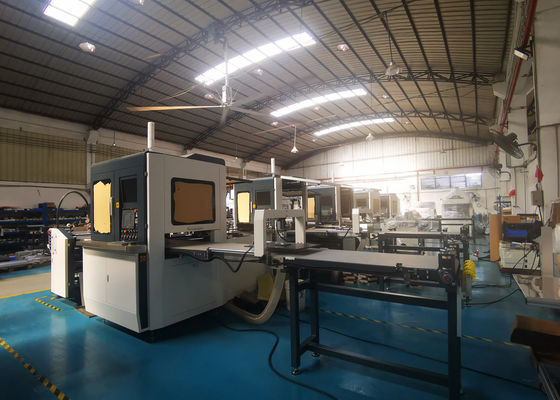 Máquina de pegado de papel automática para la caja interna que coloca y ser una del paso para la fabricación de cajas rígida