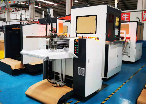 Máquina del LS 450 S. Box Positioning que se utiliza para pegar la caja interna en el papel para hacer la caja del teléfono móvil.