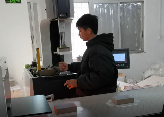 El teléfono móvil rígido semiautomático encajona la embaladora también puede hacer las cajas cosméticas