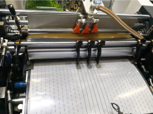 Máquina de papel de la fabricación de cajas del PLC 16KW de Panasonic pequeña