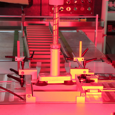 Sistema semiautomático de aplicación de pegamento para la línea de fabricación de cubierta dura de caja rígida