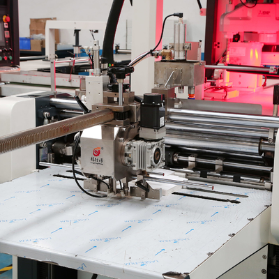 Pequeña máquina completamente automática de la fabricación de cajas de la cartulina, máquina plegable rígida de la caja