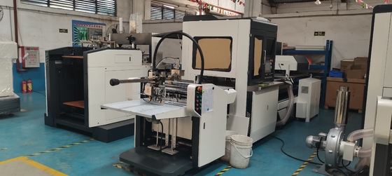 Máquina automática de la fabricación de cajas de la cartulina que embala el pequeño reloj del regalo de la joyería