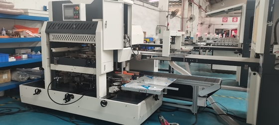 Máquina automática de la fabricación de cajas de la cartulina que embala el pequeño reloj del regalo de la joyería